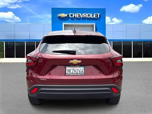 Used 2024 Chevrolet Trax LS w/ LS Convenience Package FWD image 4