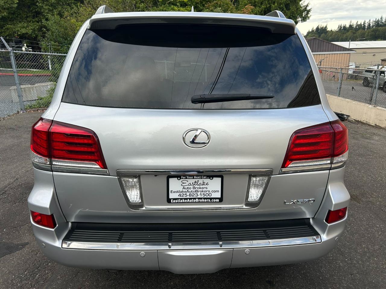 Used 2013 Lexus LX 570 4WD w/ Luxury Pkg image 6