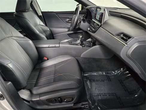 Certified 2022 Lexus ES 300h w/ Luxury Package image 24