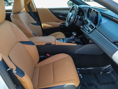 Used 2024 Lexus ES 350 350 w/ Premium Package image 16