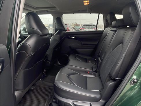 Used 2025 Toyota Highlander XLE image 18