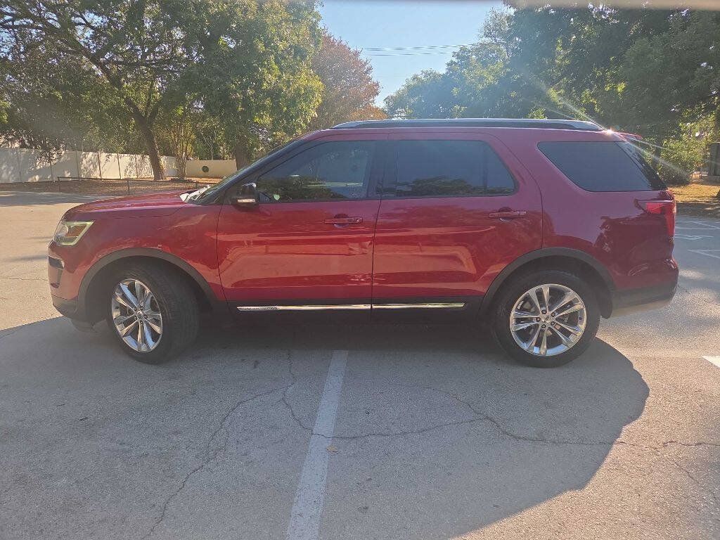 Used 2018 Ford Explorer XLT w/ Equipment Group 202A FWD image 4