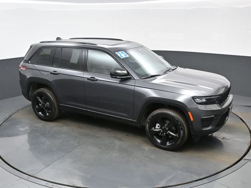 Used 2025 Jeep Grand Cherokee Limited w/ Black Appearance Package image 40