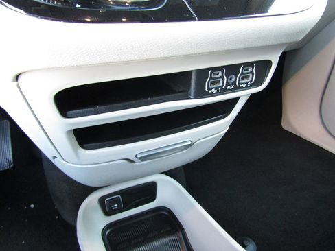 Used 2023 Chrysler Pacifica Touring-L image 18