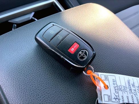 Used 2025 Toyota Tacoma TRD Off-Road image 13