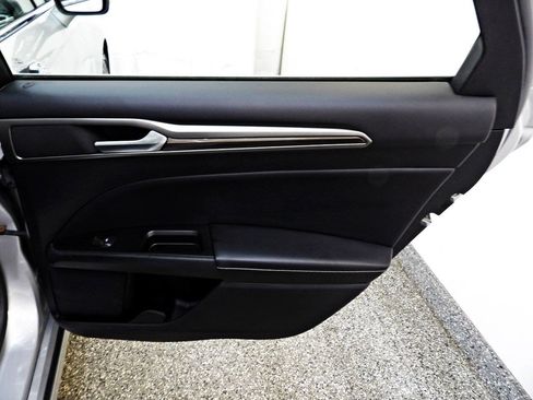 Used 2018 Ford Fusion SE w/ Fusion SE Technology Package FWD image 11