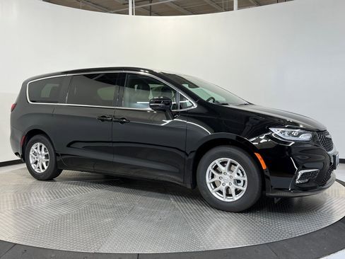 New 2026 Chrysler Pacifica Select image 1