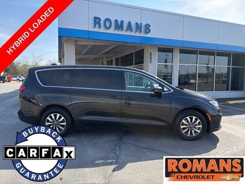 Used 2024 Chrysler Pacifica Limited FWD image 2