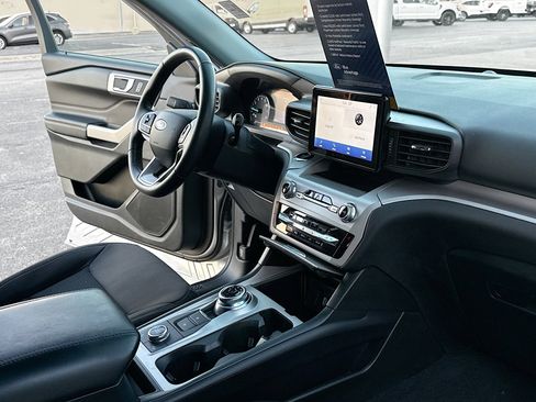 Certified 2023 Ford Explorer XLT w/ Class IV Trailer Tow Package image 5