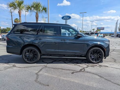 New 2026 Lincoln Navigator Reserve w/ Jet Appearance Package AWD/4WD image 3