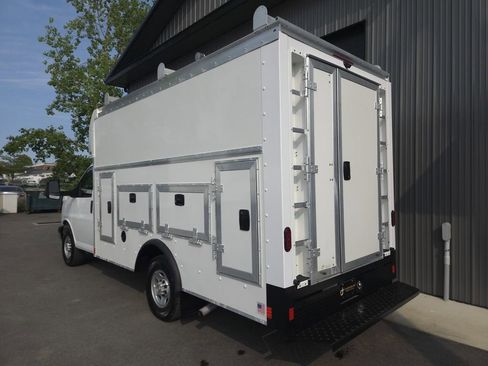 Used 2022 Chevrolet Express 3500 w/ Power Convenience Package image 3