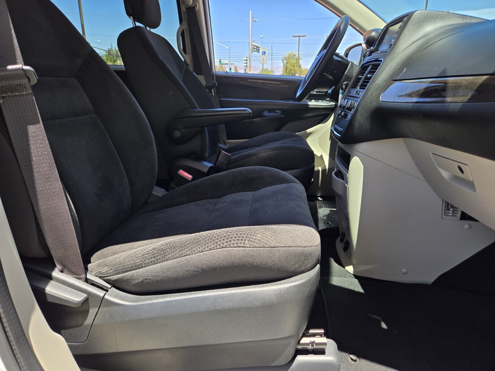 Used 2019 Dodge Grand Caravan SE w/ UConnect Hands-Free Group FWD image 12