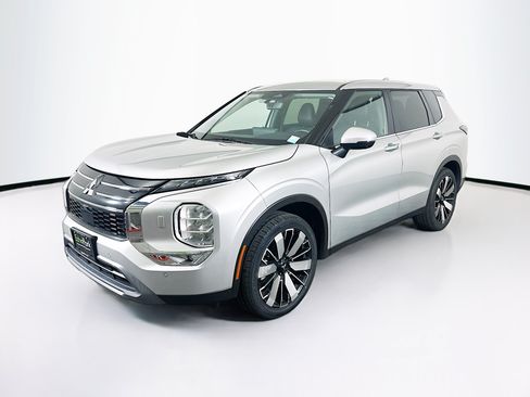 Used 2025 Mitsubishi Outlander SE AWD/4WD image 3
