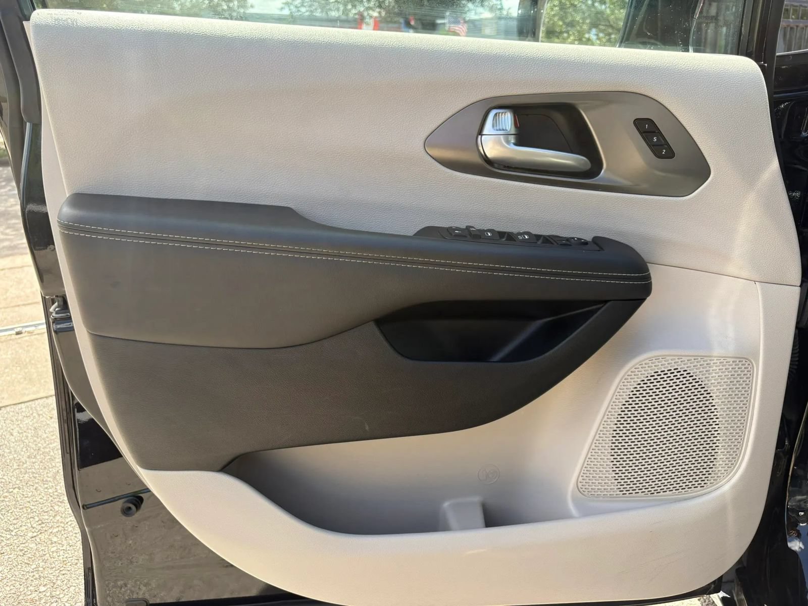Used 2024 Chrysler Pacifica Touring-L FWD image 6