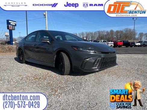Used 2025 Toyota Camry SE image 3