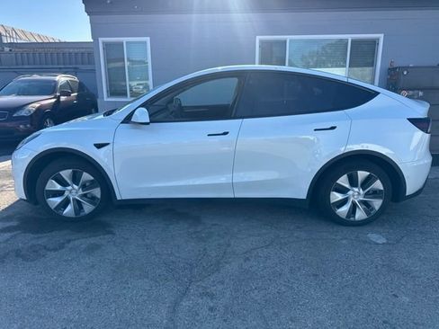 Used 2022 Tesla Model Y Long Range AWD/4WD image 8