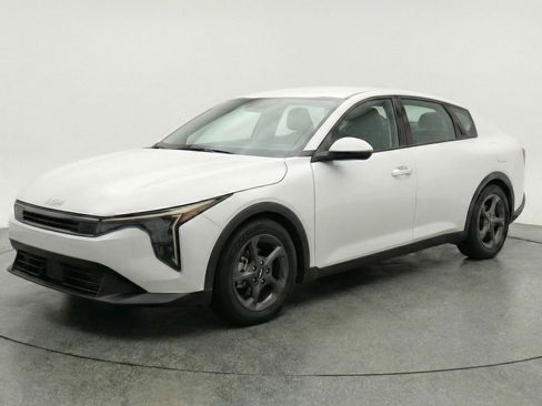 Used 2025 Kia K4 LXS image 3