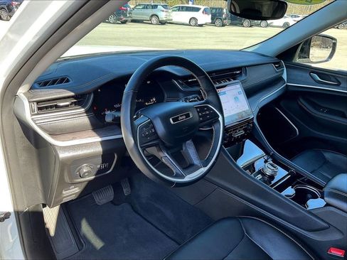 Used 2022 Jeep Grand Cherokee L Limited w/ Black Appearance Package AWD/4WD image 8