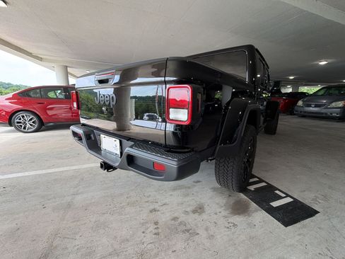 Used 2024 Jeep Gladiator Sport AWD/4WD image 8