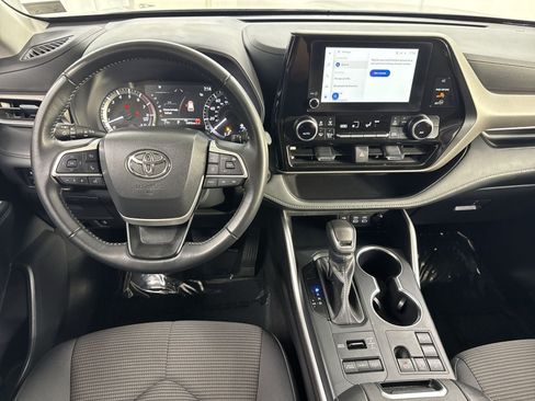 Used 2025 Toyota Highlander LE AWD/4WD image 35