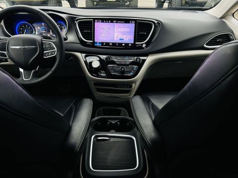 Used 2023 Chrysler Pacifica Touring-L image 24