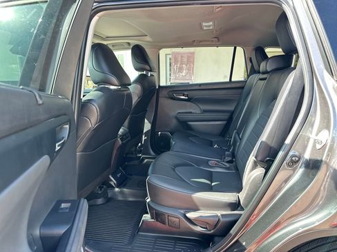 Used 2022 Toyota Highlander XLE image 16