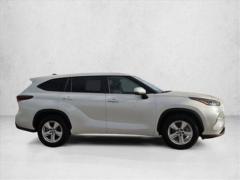 Used 2025 Toyota Highlander LE FWD image 4