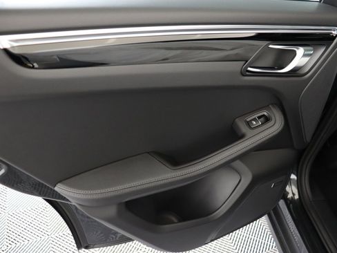Certified 2025 Porsche Macan AWD/4WD image 25
