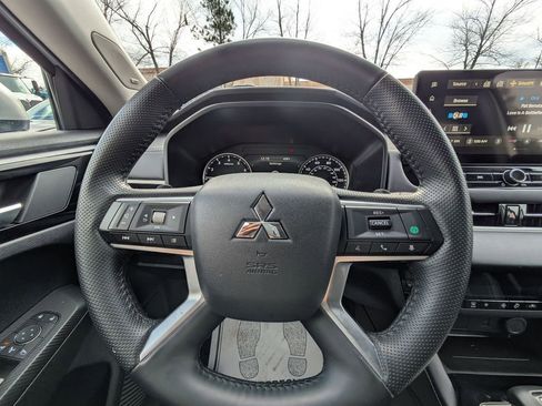 Used 2025 Mitsubishi Outlander SE image 16