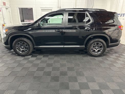 Used 2025 Honda Pilot TrailSport image 6