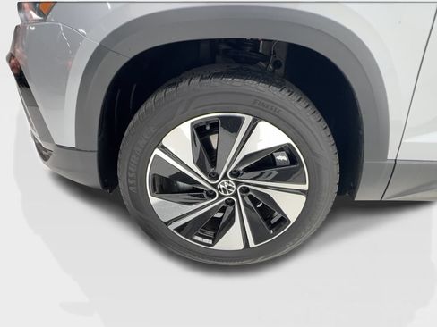 Used 2024 Volkswagen Taos SE w/ Panoramic Sunroof Package AWD/4WD image 12