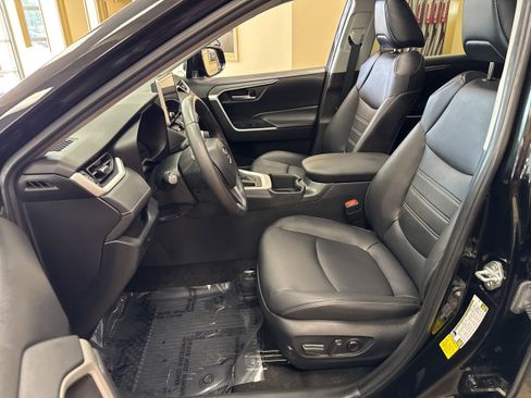 Used 2023 Toyota RAV4 XLE Premium image 5