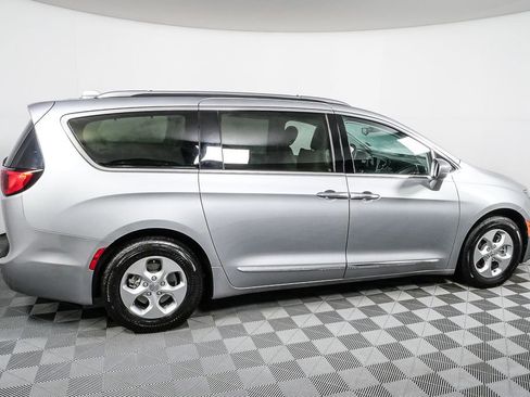Used 2018 Chrysler Pacifica Touring-L image 5