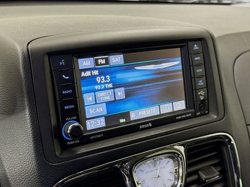 Used 2016 Chrysler Town & Country Touring w/ Driver Convenience Group image 15