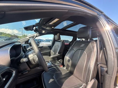 Certified 2022 Chrysler Pacifica Limited w/ S Appearance Package FWD image 11
