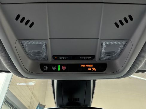 Used 2025 Chevrolet Blazer LT FWD image 18