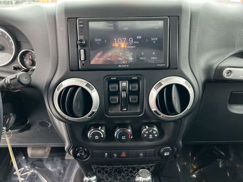 Used 2018 Jeep Wrangler Unlimited Sahara image 15