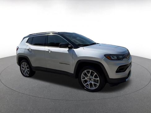 Used 2025 Jeep Compass Limited AWD/4WD image 2