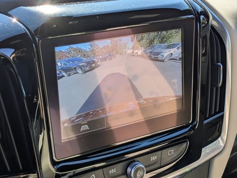 Used 2022 Chevrolet Traverse LT image 19