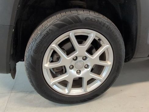 Used 2020 Jeep Renegade Latitude w/ Cold Weather Group AWD/4WD image 9