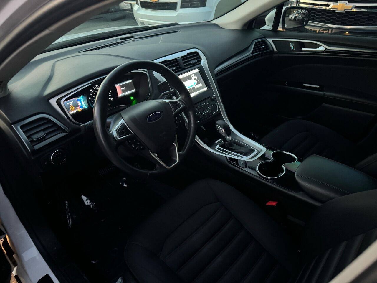 Used 2016 Ford Fusion SE FWD image 12