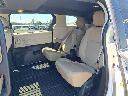Used 2023 Toyota Sienna XLE AWD/4WD image 11