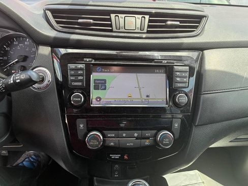 Used 2017 Nissan Rogue SV w/ Sun & Sound Touring Package FWD image 10