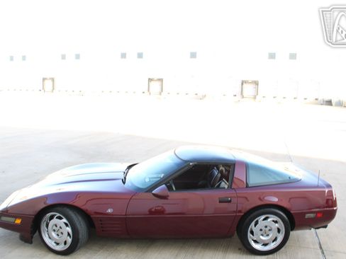 Used 1993 Chevrolet Corvette Coupe RWD image 2