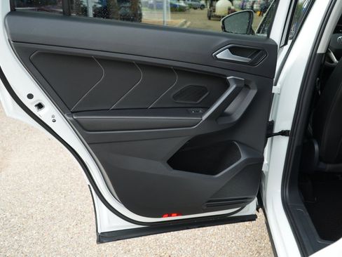 Used 2024 Volkswagen Tiguan SE image 17