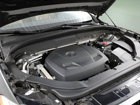 Used 2019 Volvo XC60 T5 Momentum w/ Multimedia Package image 25