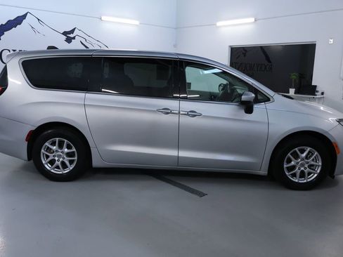 Used 2023 Chrysler Voyager LX FWD image 8