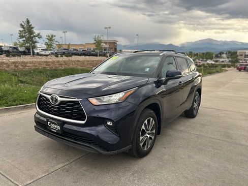 Used 2020 Toyota Highlander XLE AWD/4WD image 3
