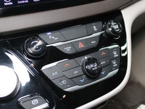 Used 2017 Chrysler Pacifica Touring-L Plus image 19