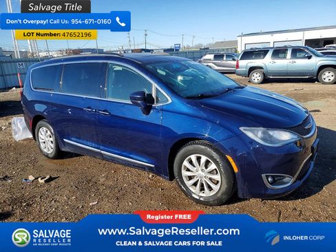 Used 2017 Chrysler Pacifica Touring-L w/ 13 Speaker Alpine Sound Group image 5